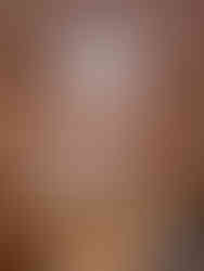 Yurt Sirius - groothoekbeeld van een ronde ruimte met zachtheid, rust en retreatsfeer.