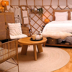 Sereen en licht interieur van Yurt Sirius – minimalistisch en verstillend