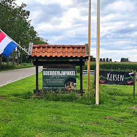 Bord van boerderijwinkel De Kruisbrink bij Toldijk, met lokale en biologische producten uit de streek.