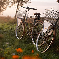 Twee fietsen tegen houten hek – samen eropuit tijdens een bijzondere overnachting cadeau in de Achterhoek