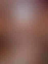 Yurt Venus - groothoekbeeld van een ronde ruimte met warmte, eenvoud en geborgenheid.