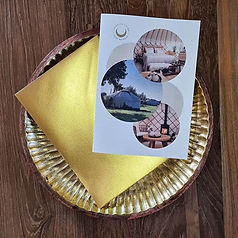 Cadeaubon in gouden envelop – een unieke yurtovernachting als cadeau om herinneringen te maken.