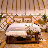 Sereen bed in yurt Sirius met beige tinten en rustige sfeer voor een verblijf samen.