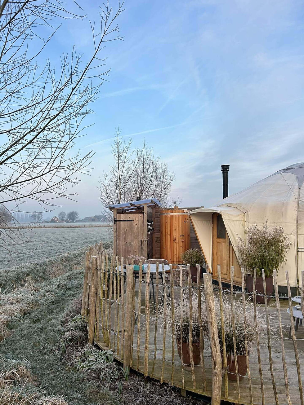 Winterse ochtend bij yurt Sirius met vorst op terras en uitzicht over het Achterhoeks landschap
