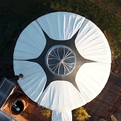 Bovenaanzicht van de yurt met transparante ‘starcap’ – daglicht en sterrenhemel direct boven je hoofd.