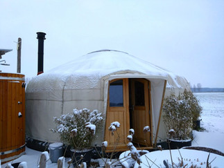 Yurt Venus in de sneeuw, winterstilte en het contrast van buiten en binnen tijdens alleen op retreat.