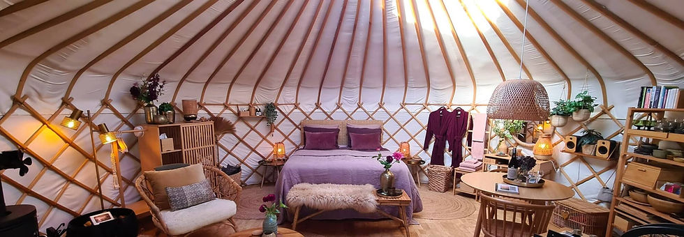 11. De magie van rond wonen: bovenaanzicht van Yurt Orion met cirkelvormige indeling en sfeervolle details.