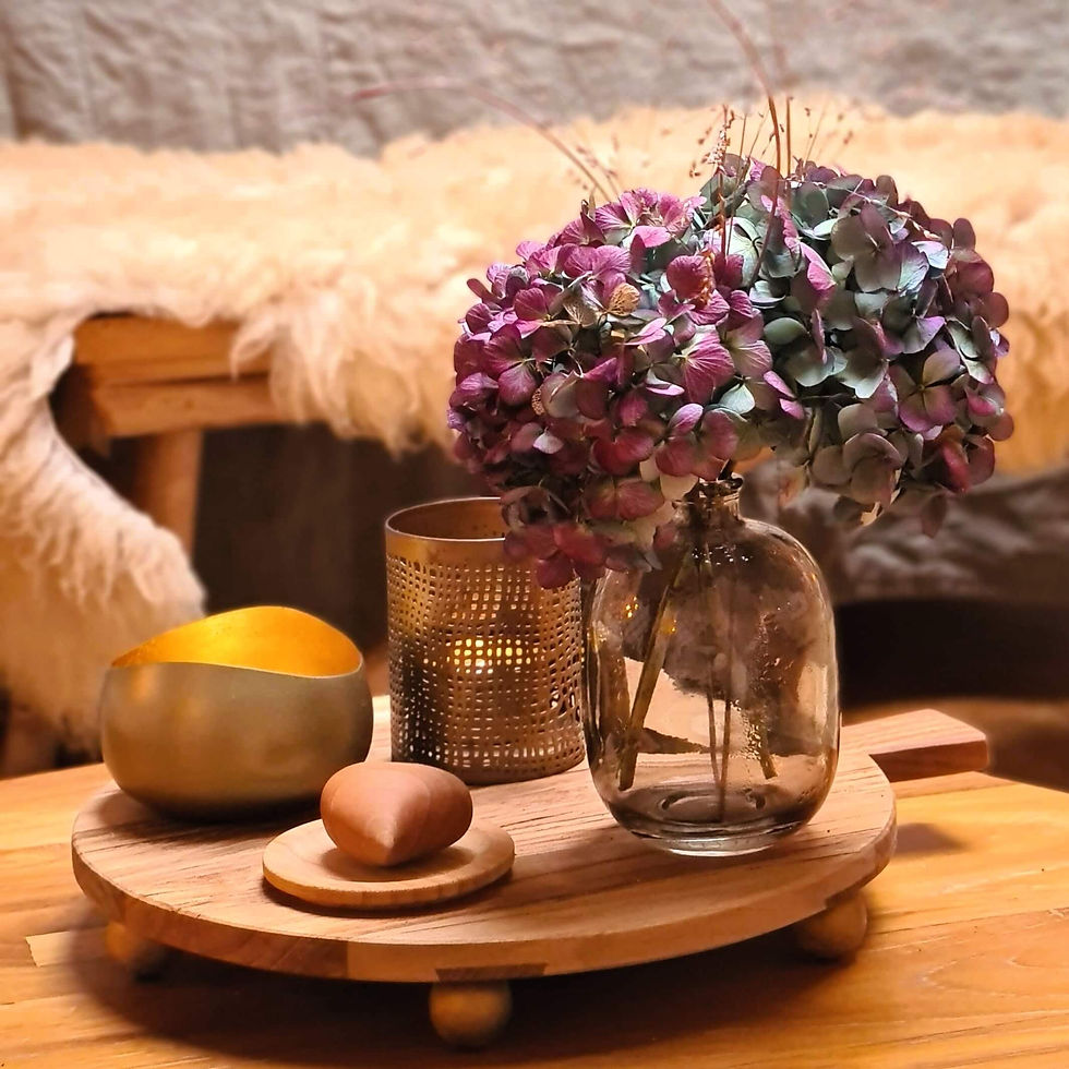Salontafel met bloemen in yurt Orion – glamping met liefdevolle accenten