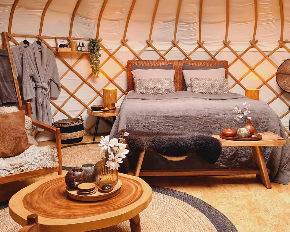 Interieur van yurt Venus met beddengoed in aardetinten – dat is comfortabel slapen in de winter