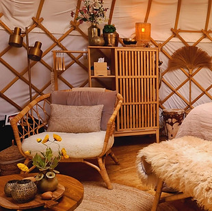 Interieur van luxe yurt met naturel tinten en houten meubels – voor een serene overnachting in stijl