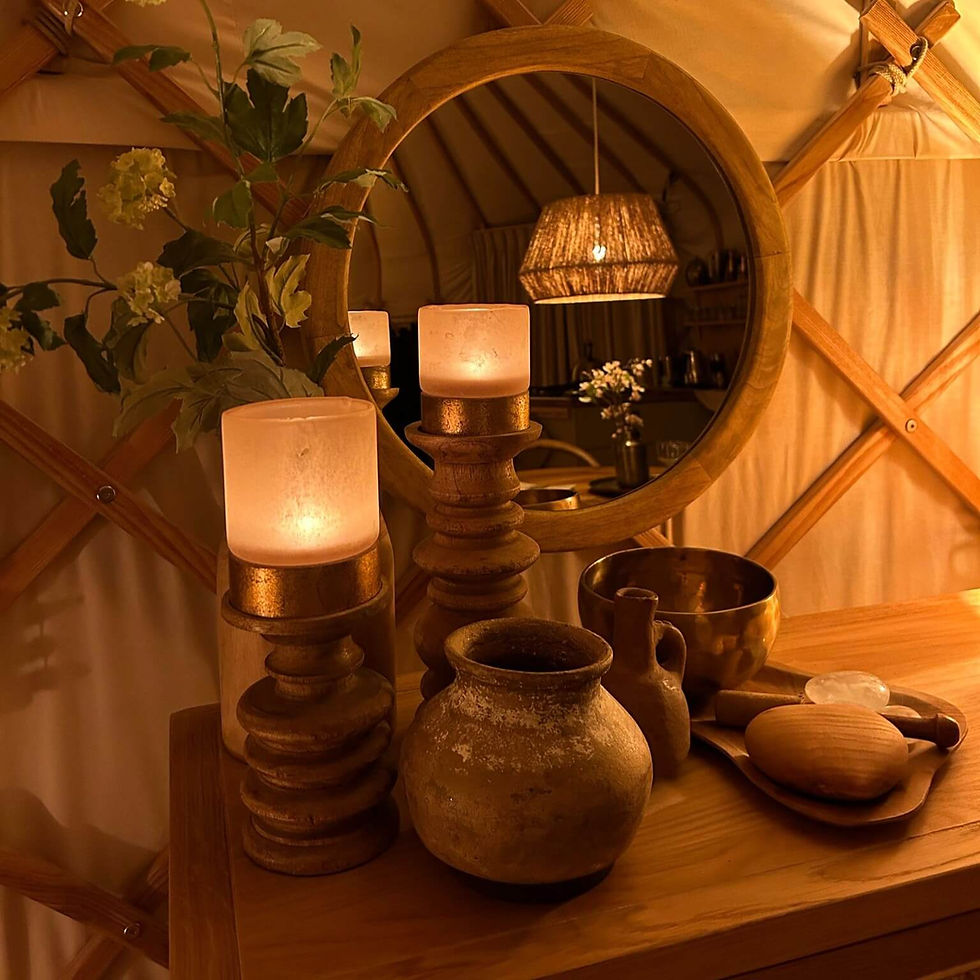 Avondsfeer in een yurt met kaarslicht en warme verlichting – rust en eenvoud in het ritme van de dag