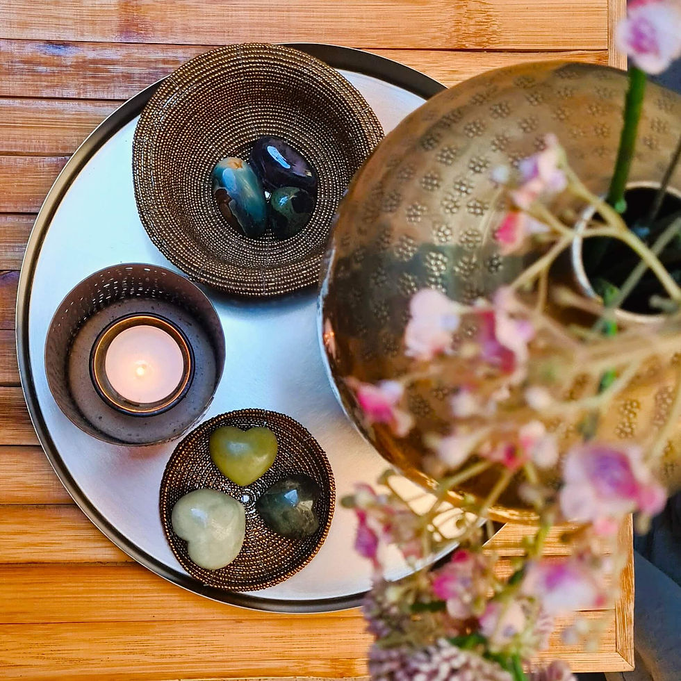 Decoratieschaal met kaars en hartstenen – warme details in yurt Orion