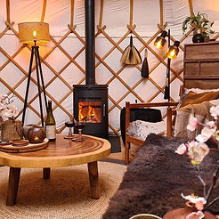 Een zithoek bij de houtkachel om in alle rust te genieten van warmte, comfort en de dingen die ertoe doen