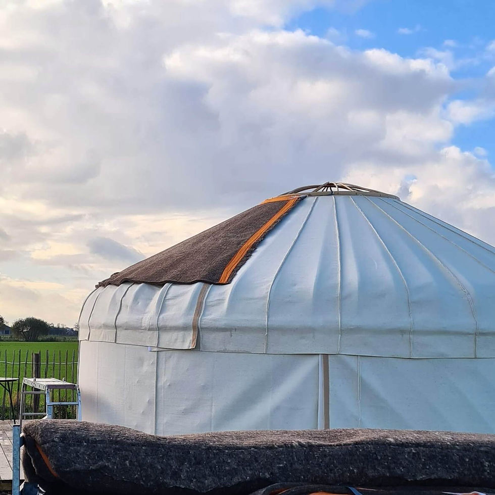 Halverwege de montage van het dakvilt – zicht op het opbouwen van een goed geïsoleerde yurt.