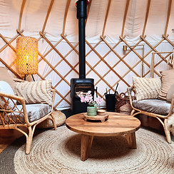 Yurt interieur met houtkachel en zithoek