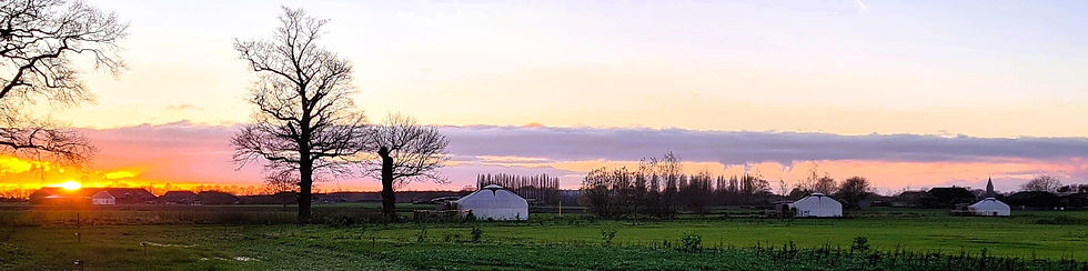 Herfstavond met drie yurts in een open veld – slow living in de natuur, in elk seizoen