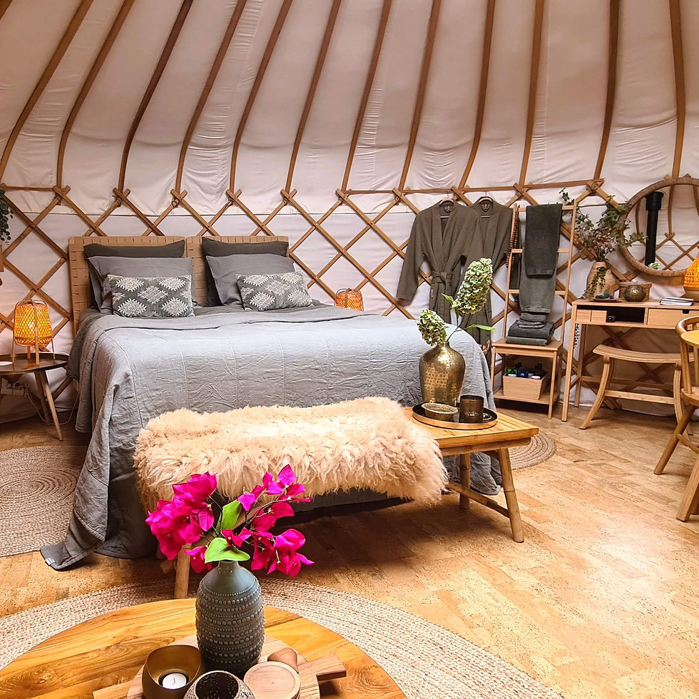 Groen beddengoed en bijpassend badlinnen – glamping met kleur en comfort in de natuur