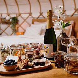 Een feestelijke aankomst in de yurt met een verrassingspakket en cava