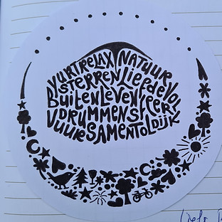 Een gedetailleerde zwart-wit tekening van Leonie in de vorm van een yurt met allerlei toepasselijke woorden.