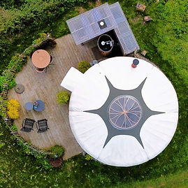 Yurt Orion van bovenaf met starcap, vrijstaand in de Gelderse natuur.