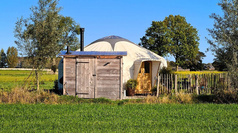 Yurt Sirius met toilethokje - rond van binnen en ruimte rondom in de natuur.