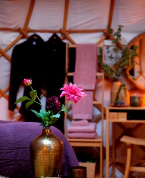 Badlinnen en badjassen hangen klaar in de yurt, verzorgd comfort bij yurt huren in Toldijk.