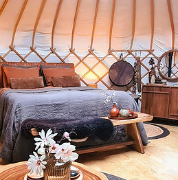Het bed van Yurt Venus met beddengoed in bruintinten - warme en natuurlijke uitstraling met aardse tinten.