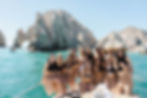 amigas en una embarcacion privada paseando por el Arco de Cabo San Lucas celebrando su despedida de soltera