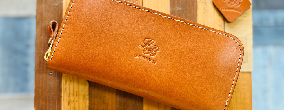 ブラウンのファスナー式長財布