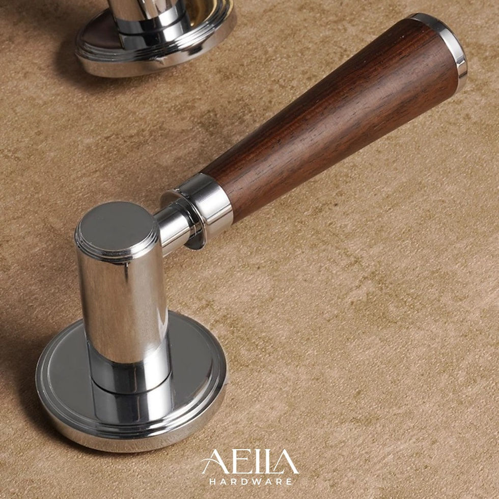 มือจับประตูสีเงินและไม้ AELLA HARDWARE บนพื้นผิวหินอ่อนสีน้ำตาล