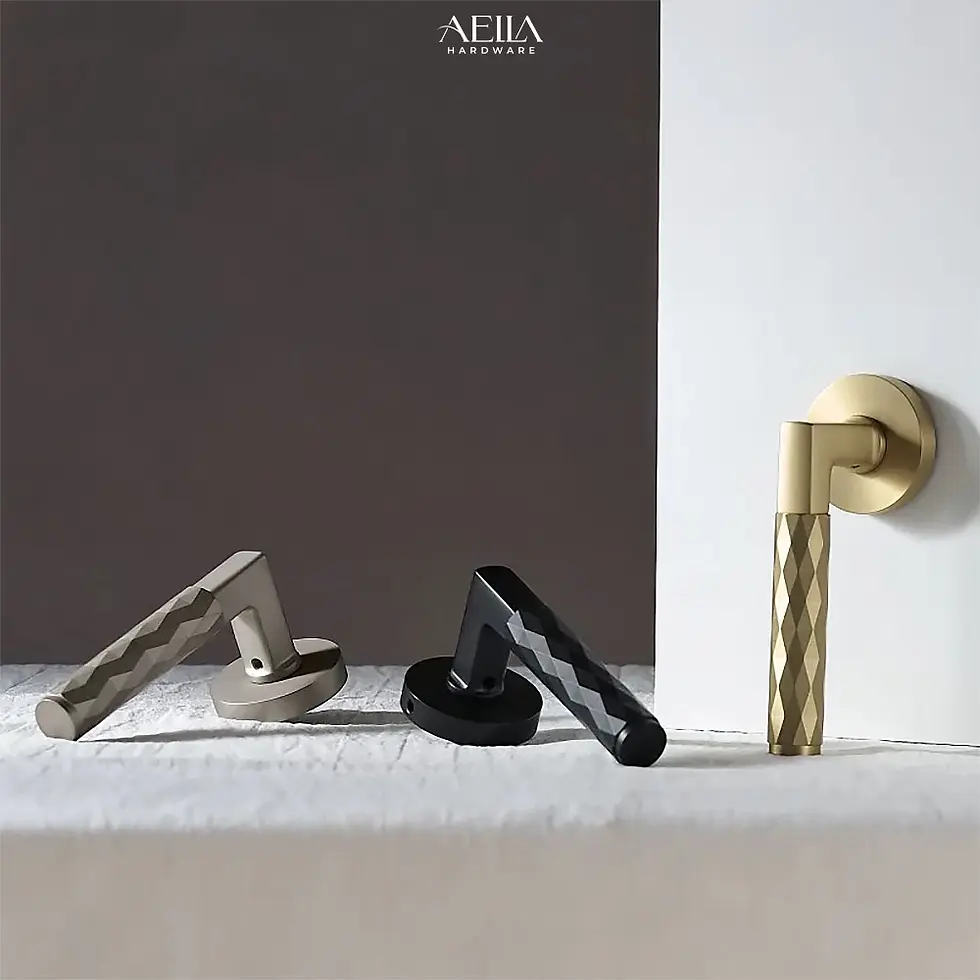 มือจับเฟอร์นิเจอร์แบบยาว สีดำ สีเทา และสีทอง พร้อมโลโก้ AELLA HARDWARE