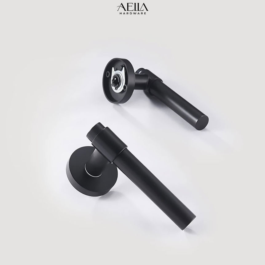 มือจับประตูสีดำสองอัน AELLA HARDWARE บนพื้นหลังสีขาว พร้อมติดตั้ง