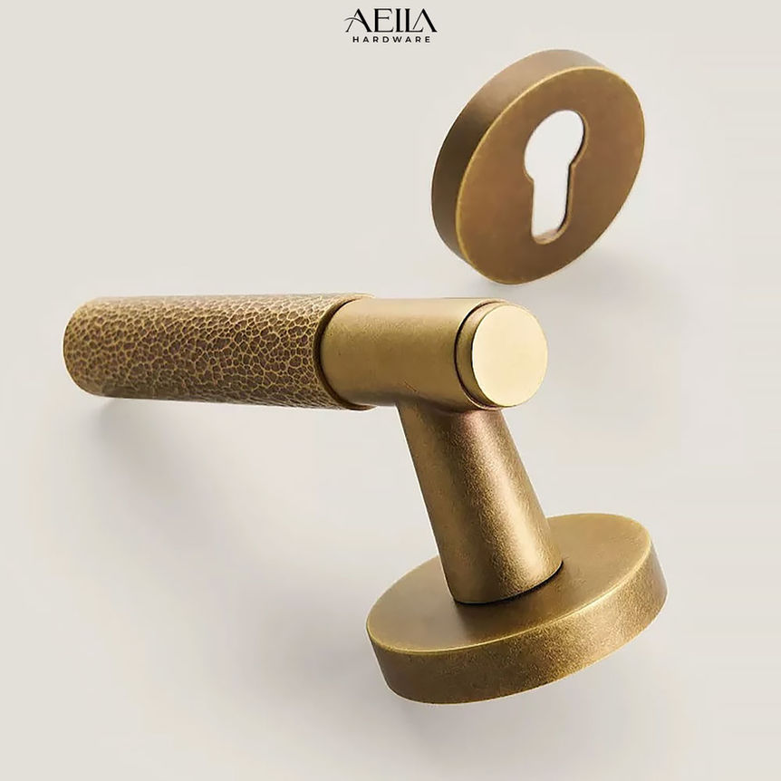 มือจับประตูสีทอง พร้อมที่ล็อก, AELLA HARDWARE, บนพื้นผิวสีขาว