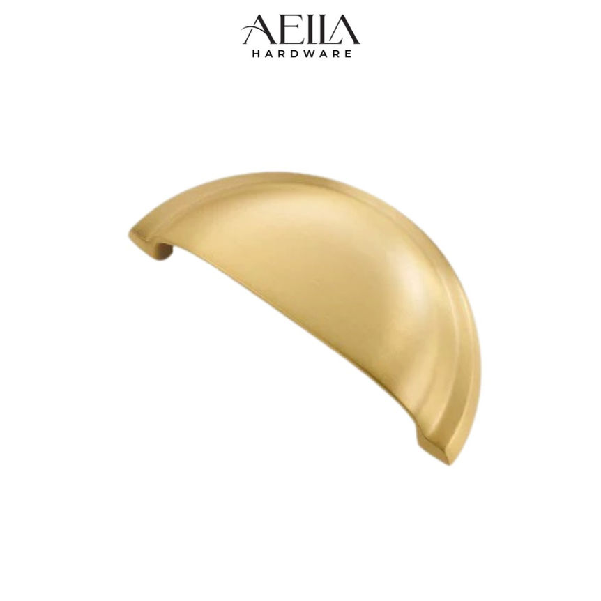 มือจับฝังบานเลื่อนสีทองสวยงาม AELLA HARDWARE บนพื้นหลังสีขาว