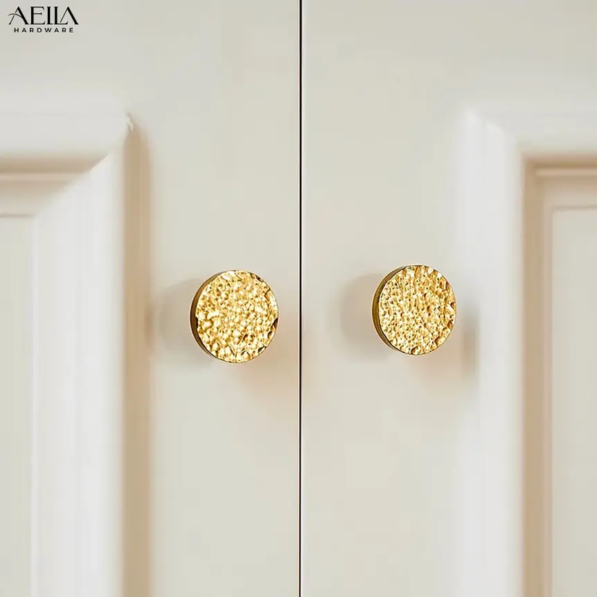 มือจับประตูสีทอง AELLA HARDWARE ติดตั้งบนบานพับ บานพับข้อเสือสีเงิน ช่วยเปิดตู้