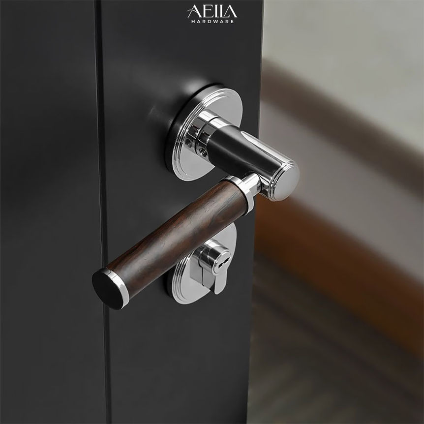 มือจับประตูสวยงาม พร้อม AELLA HARDWARE บนประตูสีดำ ดีไซน์ทันสมัย