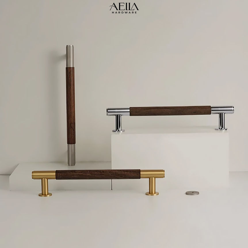 มือจับประตูหลายแบบ AELLA HARDWARE พร้อมพื้นหลังสีขาว วางเรียงอย่างสวยงาม