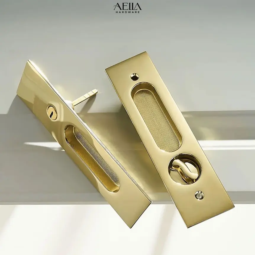 มือจับประตูสีทองพร้อม AELLA HARDWARE บานพับข้อเสือ Hydraulic - HA-Y60 ติดตั้งบนประตูสีขาว