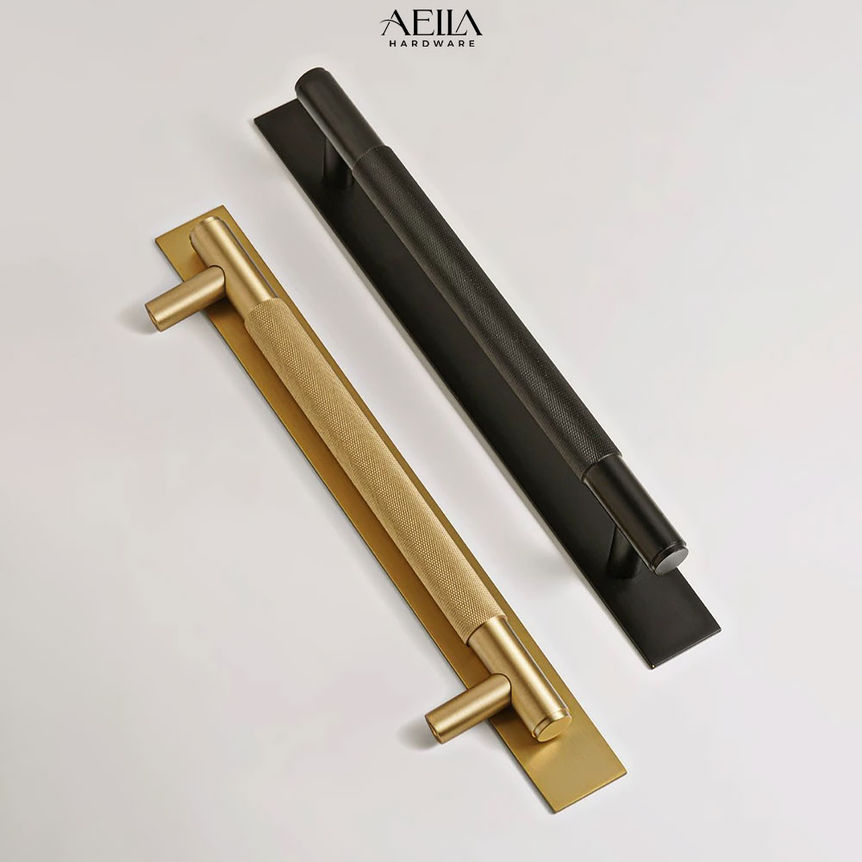 มือจับเฟอร์นิเจอร์แบบกลม - L3138-X, สองมือจับประตูสีทองและสีดำบนพื้นหลังสีขาว AELLA HARDWARE