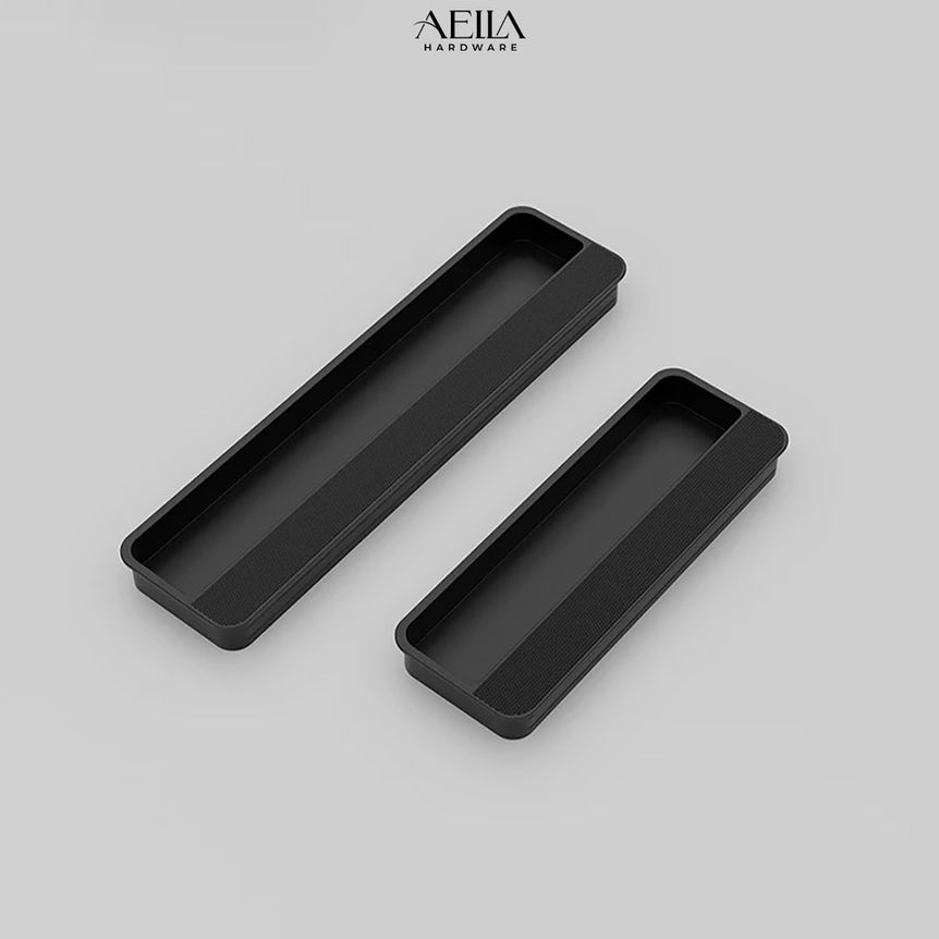 มือจับฝังบานเลื่อนสีดำสองชิ้น บนพื้นหลังสีเทา AELLA HARDWARE