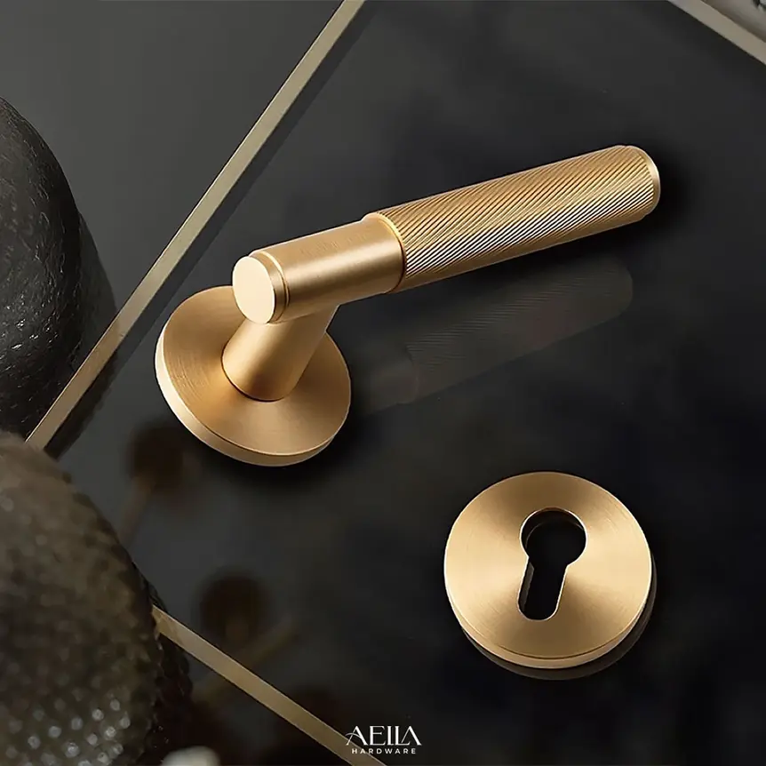 มือจับประตูสีทองเรียบหรู พร้อมจานรองและรูกุญแจ AELLA HARDWARE