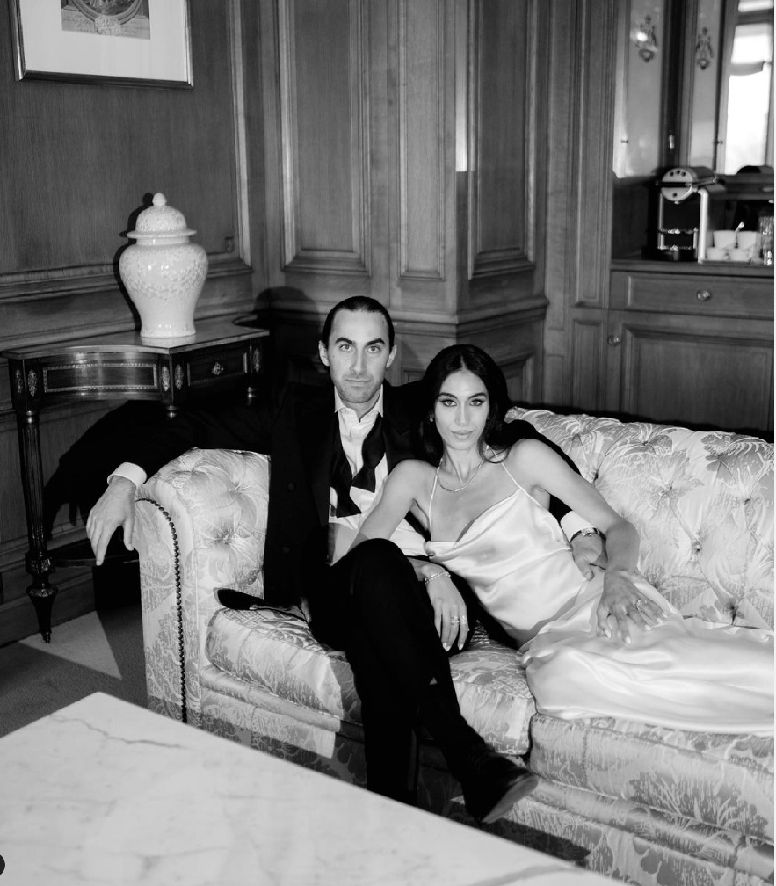 Une robe longue glamour en satin de soie blanc nacré , un décolleté drapé sur la poitrine. Robe FANNY LIAUTARD