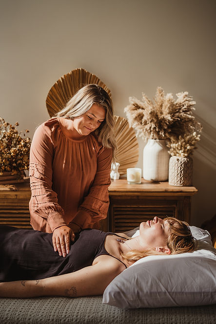 Greta-Dawson-from-Beyond-Loved-doing-a-healing-on-a-client-Root-cause-therapy-belief-systems