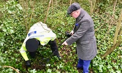 PCC joins officers using metal detecting wands in the fight against knife crime