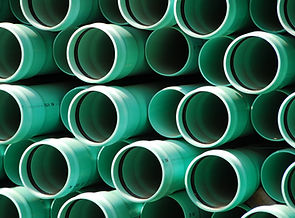 Tuberías verdes apiladas