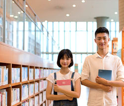 Asians%20in%20library_edited