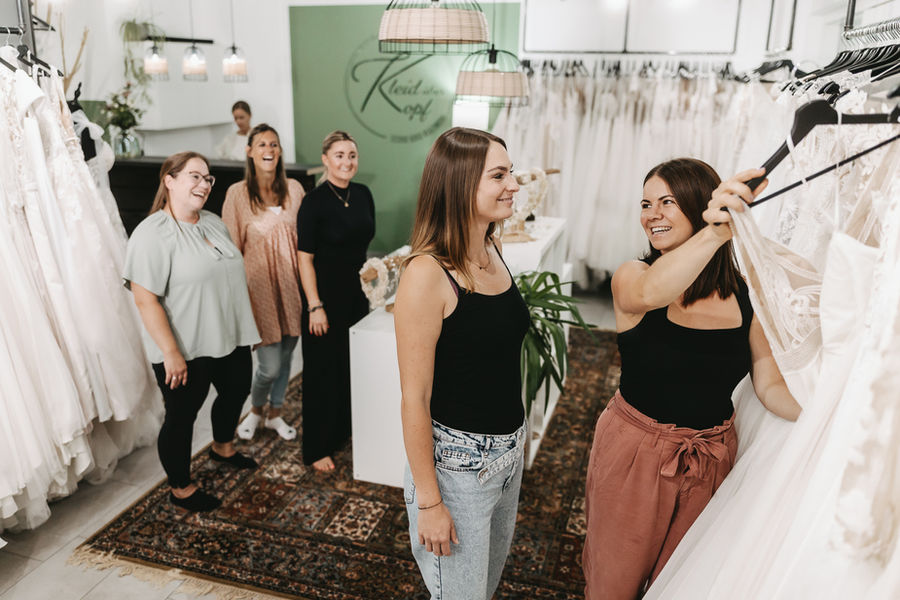 Brautmodeladen in Esslingen mit vielen verschiedenen Stilen und großer Auswahl von First und Second Hand Brautkleidern und Zweiteiler. Auswahl von Brautkleid