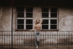 Sesja kobieca Kraków | sesje kobiece Kraków | sesja kobieca Wieliczka| sesje kobiece Wieliczka | sesja kobieca Niepołomice | sesje kobiece Niepołomice | sesja sensualna Kraków | sesje sensualne Kraków | sesja sensualna Wieliczka | sesje sensualne Wieliczka | sesja sensualna Niepołomice | sesje sensualne Niepołomice | Fotograf Kraków | Fotograf Wieliczka | Fotograf Niepołomice | Fotografka Kraków | Sesja zdjęciowa Kraków | sesja ciążowa Kraków | sesja ciążowa Wieliczka | sesja ciążowa Niepołomiece | sesja brzuszkowa Kraków | sesja brzuszkowa Wieliczka | sesja brzuszkowa Niepołomice | jak się ubrać na sesje kobiecą | jak się przygotować do sesji kobiecej | kiedy zrobić sesje ciążową | sesja kobieca inspiracje | sesja ciążowa inspiracje | sesja brzuszkowa inspiracje | sesja rodzinna Kraków | sesja zdjęciowa na prezent | sesja rodzinna Niepołomice | sesja kobieca | sesja kobieca sensualna | sesja kobieca w koszuli | sesja kobieca w studio | sesja zdjęciowa kobieca | sesja kobieca buduarowa | kobieca sesja zdjęciowa | zmysłowa sesja zdjęciowa | zmyslowa sesja zdjęciowa | sesja kobieca plus size | sesja kobieca plener | sesja ciążowa plener | sesja ciazowa plener | sesja miejska Kraków | sesja miejska | sesja zdjęciowa miejska | sesja kobieca miejska | sesja w zbożach | sesja kobieca w zbożach | sesja kobieca w trawach | sesja w trawach | sesja w krzakach | portret kobiety | portet kobiecy | sesja plenerowa miejska