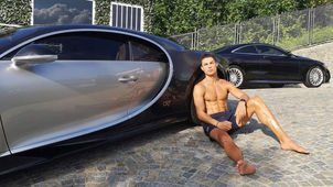 CRISTIANO RONALDO SHOWS OFF HIS NEW MILLION $ BUGATTI WATCH