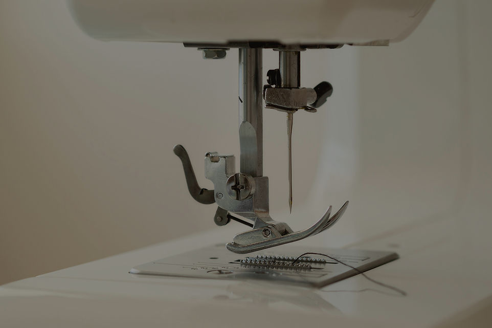 vista-frontal-de-la-maquina-de-coser-con-aguja_edited.jpg